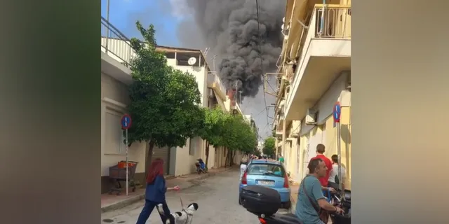 Φωτιά με εκρήξεις σε ταράτσα στους Άγιους Αναργύρους