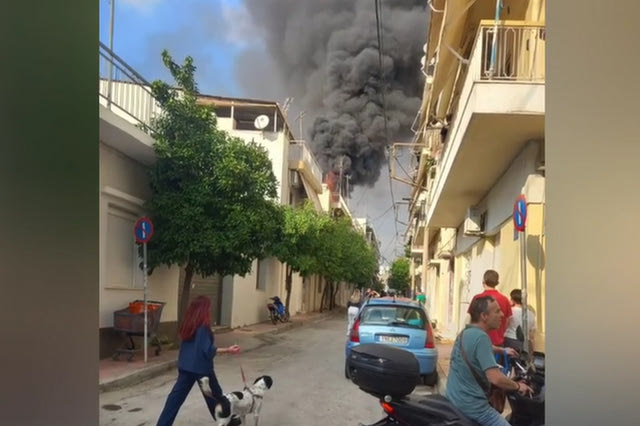 Φωτιά με εκρήξεις σε ταράτσα στους Άγιους Αναργύρους