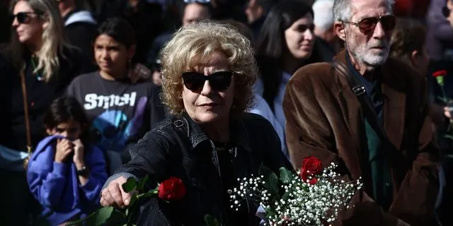 Η Μάγδα Φύσσα αφήνει λουλούδι στη μνήμη όσων αγωνίστηκαν στο Πολυτεχνείο