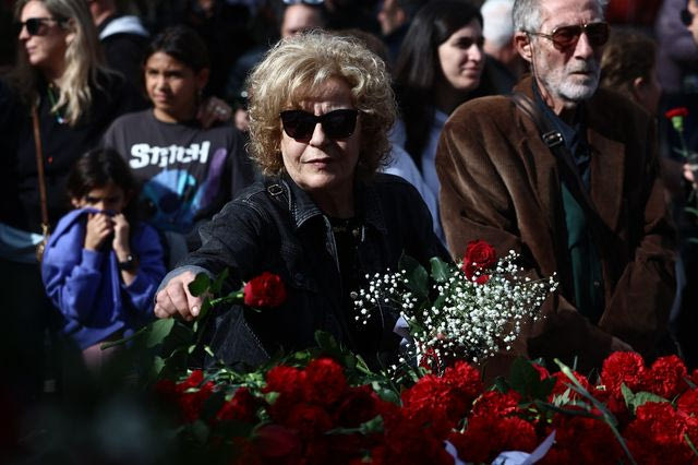 Η Μάγδα Φύσσα αφήνει λουλούδι στη μνήμη όσων αγωνίστηκαν στο Πολυτεχνείο