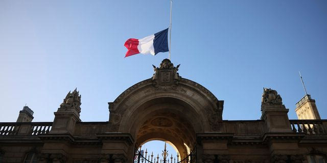 Σάλος στη Γαλλία: Ο αρχηγός των ενόπλων δυνάμεων καλεί τη χώρα να ετοιμαστεί “να χάσει παιδιά” της