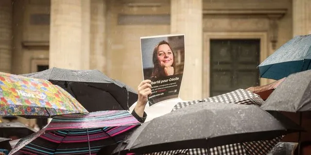 Συγκέντρωση για την απελευθέρωση της Γαλλίδας, Σεσίλ Κολέρ, που φυλακίστηκε στην Τεχεράνη για κατασκοπεία