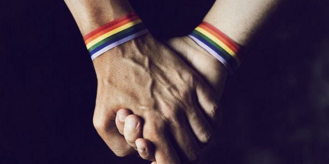 Δύο άντρες κρατιούνται από το χέρι