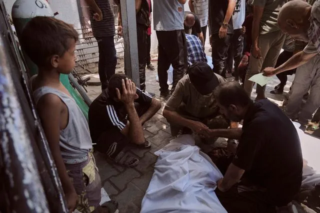 Παλαιστίνιοι θρηνούν τους νεκρούς τους στη Γάζα