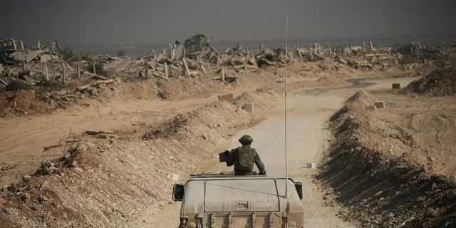 Ο ισραηλινός στρατός ξεναγεί δημοσιογράφους σε ό,τι απέμεινε από την συνοικία Σατζάγια της Πόλης της Γάζας