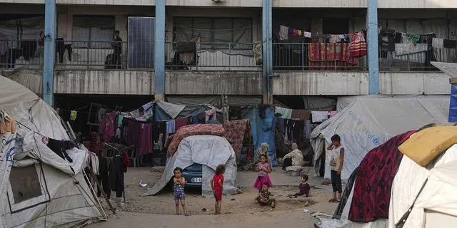 Παιδιά στην ισοπεδωμένη από τους ισραηλινούς βομβαρδισμούς Γάζα