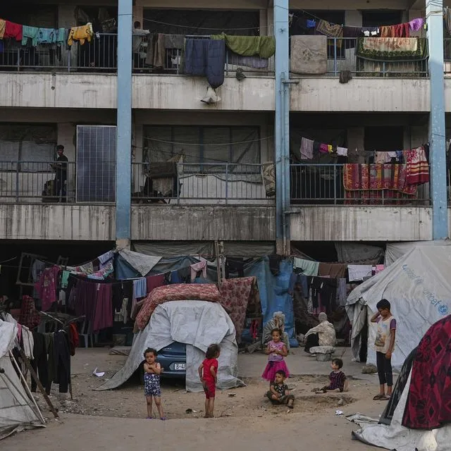 Παιδιά στην ισοπεδωμένη από τους ισραηλινούς βομβαρδισμούς Γάζα