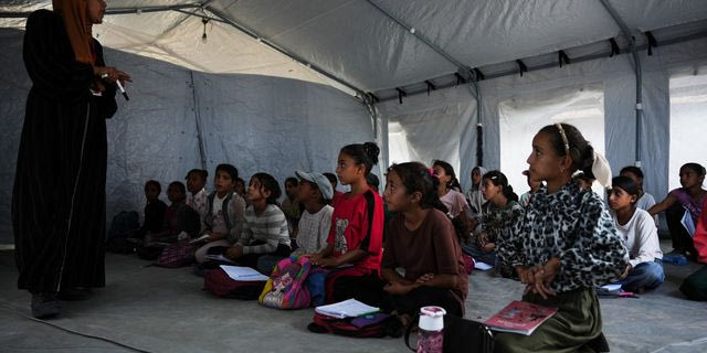 Παιδιά σε αυτοσχέδιο σχολείο στη Γάζα