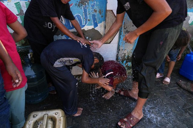 Παιδια πίνουν νερό στη Γάζα
