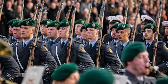 Γερμανοί στρατιώτες στον εορτασμό της 70ής επετείου της Μπούντεσβερ