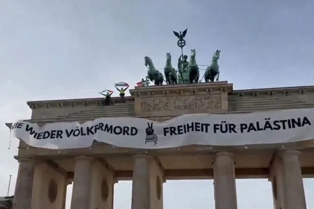 Γερμανία: Ακτιβιστές κρέμασαν πανό υπέρ της Παλαιστίνης στην Πύλη του Βρανδεμβούργου – Βίντεο