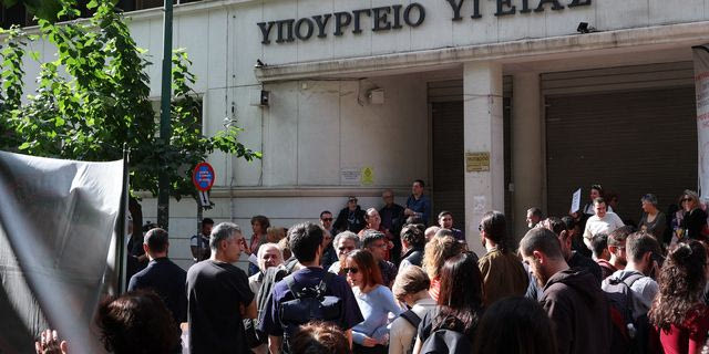 ΑΠΕΡΓΙΑΚΗ ΣΥΓΚΕΝΤΡΩΣΗ ΝΟΣΟΚΟΜΕΙΑΚΩΝ ΓΙΑΤΡΩΝ ΣΤΟ ΥΠΟΥΡΓΕΙΟ ΥΓΕΙΑΣ