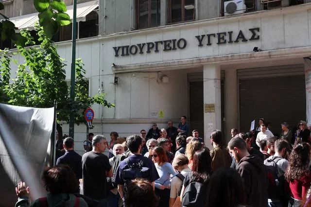 ΑΠΕΡΓΙΑΚΗ ΣΥΓΚΕΝΤΡΩΣΗ ΝΟΣΟΚΟΜΕΙΑΚΩΝ ΓΙΑΤΡΩΝ ΣΤΟ ΥΠΟΥΡΓΕΙΟ ΥΓΕΙΑΣ