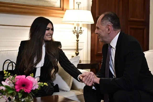 Στο ΥΠΕΞ η Γκίλφοϊλ – Συναντήθηκε με τον Γεραπετρίτη