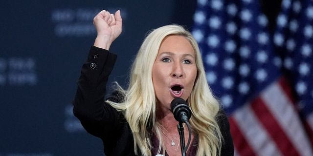 Η Γκριν “αδειάζει” τον Τραμπ για τον Έπσταϊν και παραιτείται