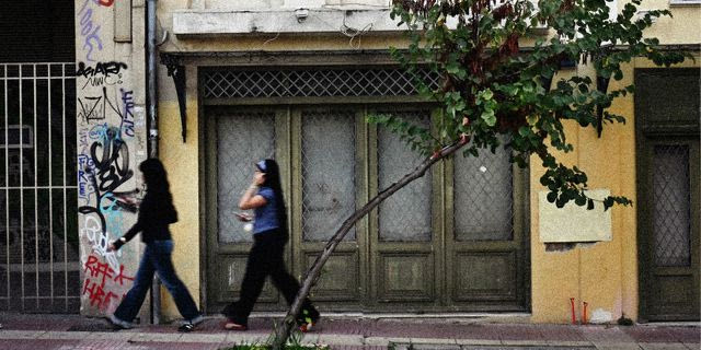 Γυναίκες περπατώντας στην Αθήνα