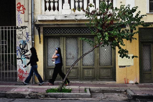 Γυναίκες περπατώντας στην Αθήνα