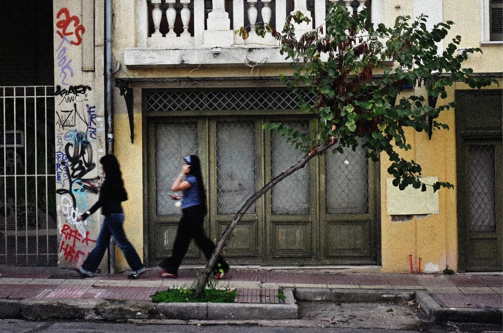 Γυναίκες περπατώντας στην Αθήνα