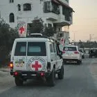 Οχήματα του Ερυθρού Σταυρού μεταφέρουν σορούς ομήρων της Χαμάς