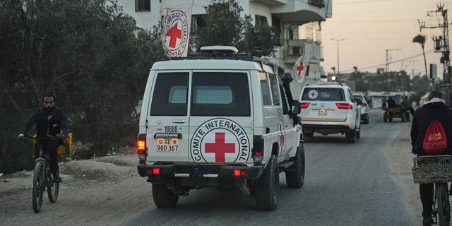 Οχήματα του Ερυθρού Σταυρού μεταφέρουν σορούς ομήρων της Χαμάς