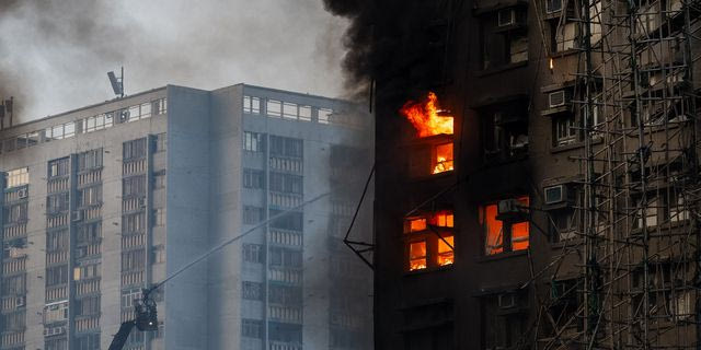 Οι φλόγες έχουν τυλίξει τα πολυόροφα κτίρια