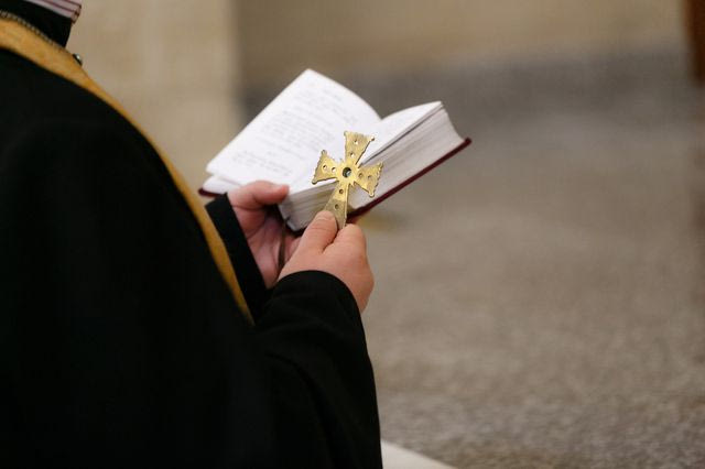 Θεσσαλονίκη: Ιερέας κατηγορείται ότι παρενοχλούσε σεξουαλικά ανήλικα αγόρια