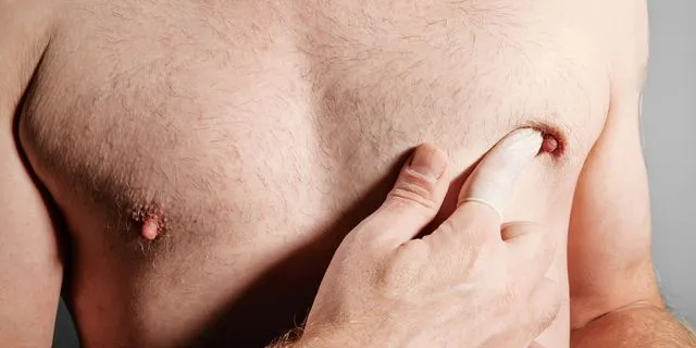 Ψηλάφηση μαστού σε άνδρα
