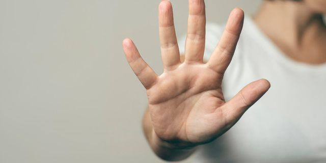 Έμφυλη βία: Τι πρέπει ν’ αλλάξει στην Ελλάδα