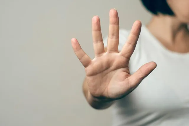 Έμφυλη βία: Τι πρέπει ν’ αλλάξει στην Ελλάδα