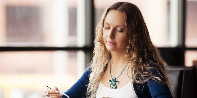 Γυναίκα γευματίζει