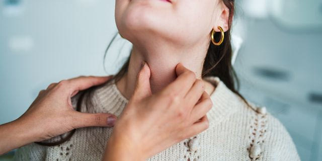 Γιατρός εξετάζει γυναίκα