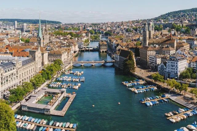 Η κοσμοπολίτικη γοητεία της Ζυρίχης