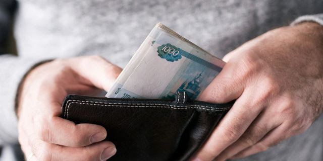 Εργάτης έλαβε μισθούς 34 υπαλλήλων και αρνείται να επιστρέψει τα χρήματα