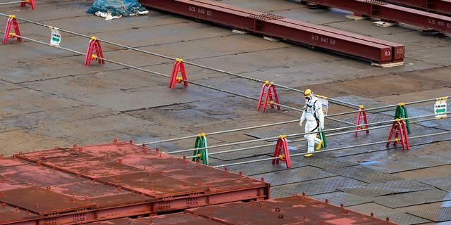 Εργάτης στον πυρηνικό σταθμό της Φουκουσίμα στην Ιαπωνία