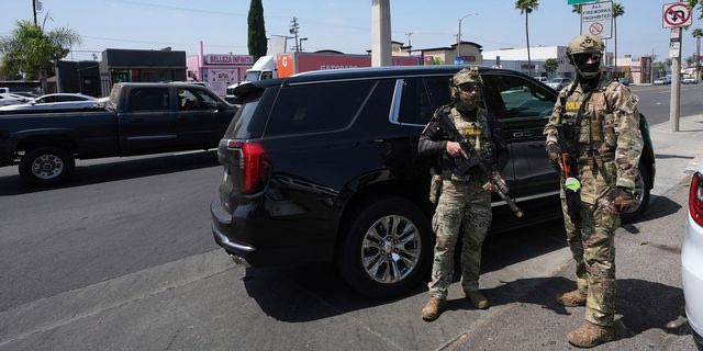 Πράκτορες της ICE πραγματοποιούν ελέγχους για μετανάστες