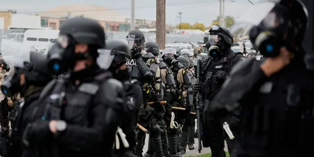 Η κυβέρνηση Τραμπ κάνει λόγο για πυρά εναντίον της αστυνομίας μετανάστευσης στο Σικάγο