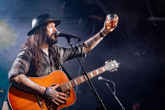 Not your average bluesman – Ο “αουτσάιντερ” Shawn James ζωντανά στην Αθήνα