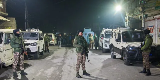 Δυνάμεις της Αστυνομίας και ασθενοφόρα έξω από το αστυνομικό τμήμα στο Κασμίρ, όπου σημειώθηκε η ισχυρή έκρηξη