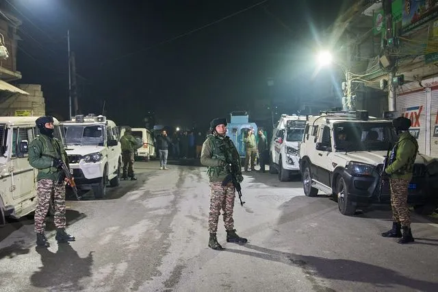 Δυνάμεις της Αστυνομίας και ασθενοφόρα έξω από το αστυνομικό τμήμα στο Κασμίρ, όπου σημειώθηκε η ισχυρή έκρηξη