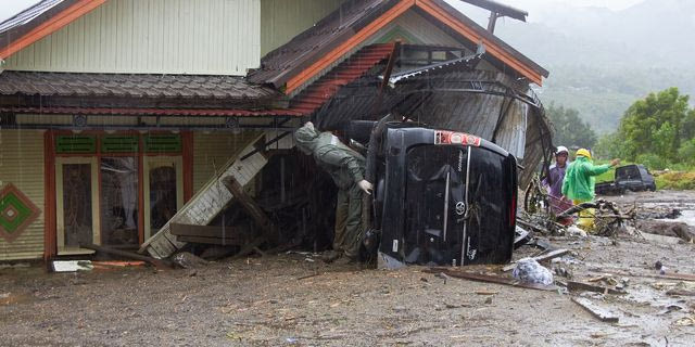 Φονικές πλημμύρες σαρώνουν τη Νοτιοανατολική Ασία – Εκατόμβη νεκρών