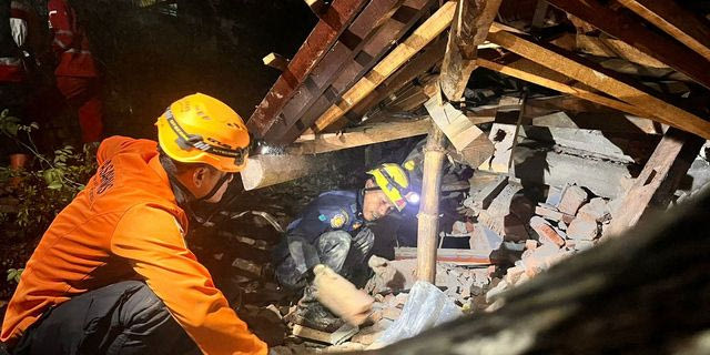 Φονική κατολίσθηση στην Ινδονησία: Δύο νεκροί και δεκάδες αγνοούμενοι