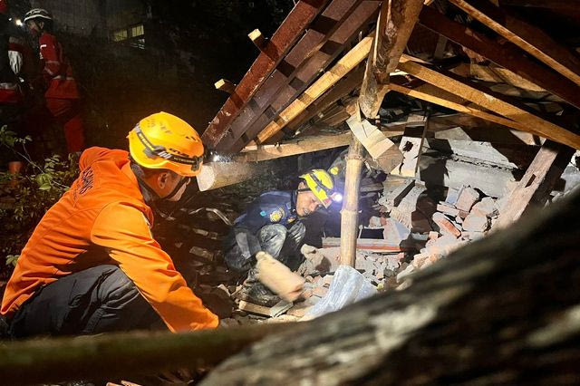 Φονική κατολίσθηση στην Ινδονησία: Δύο νεκροί και δεκάδες αγνοούμενοι