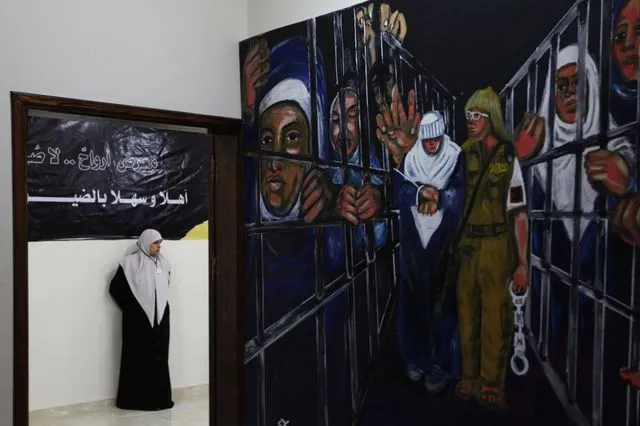 Πίσω στο μακρινό 2013, τοιχογραφία σε καλλιτεχνική έκθεση με τίτλο "Ψυχές, όχι εικόνες" απαθανατίζει Παλαιστίνιους κρατούμενους σε ισραηλινές φυλακές