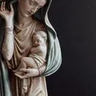 Άγαλμα της Παρθένου Μαρίας με τον Ιησού