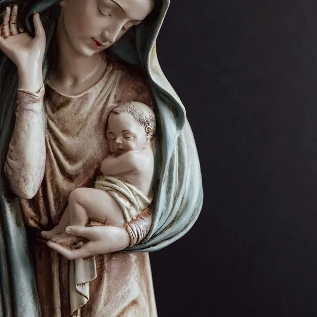Άγαλμα της Παρθένου Μαρίας με τον Ιησού