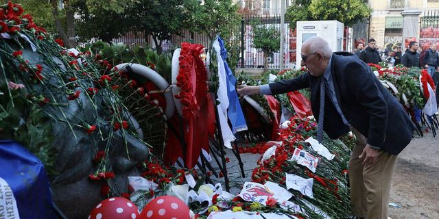 Κακλαμάνης: Κατέθεσε στεφάνι στο Πολυτεχνείο – Ενός λεπτού σιγή στην Ολομέλεια της Βουλής