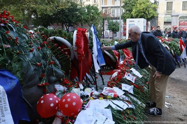 Κακλαμάνης: Κατέθεσε στεφάνι στο Πολυτεχνείο – Ενός λεπτού σιγή στην Ολομέλεια της Βουλής
