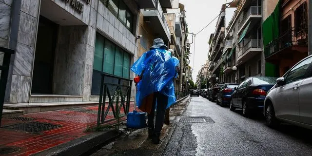 Στιγμιότυπο από δρόμο του Πειραιά κατά την διάρκεια βροχόπτωσης,