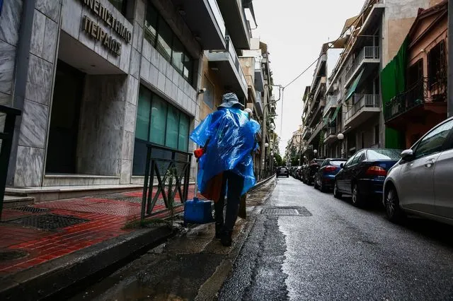 Στιγμιότυπο από δρόμο του Πειραιά κατά την διάρκεια βροχόπτωσης,