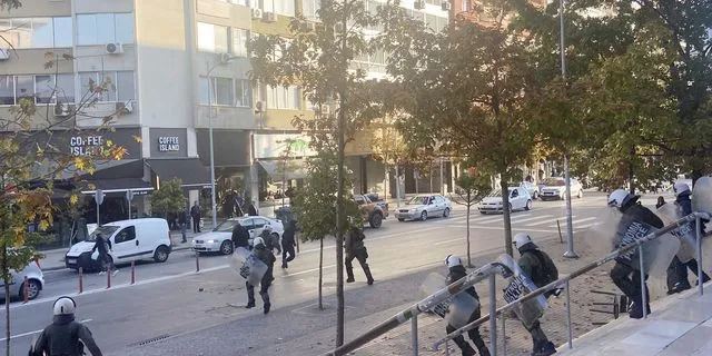 Ένταση έξω από το Δικαστικό Μέγαρο Θεσσαλονίκης λίγο πριν την έναρξη της δίκης στο Εφετείο για τη δολοφονία του Άλκη Καμπανού